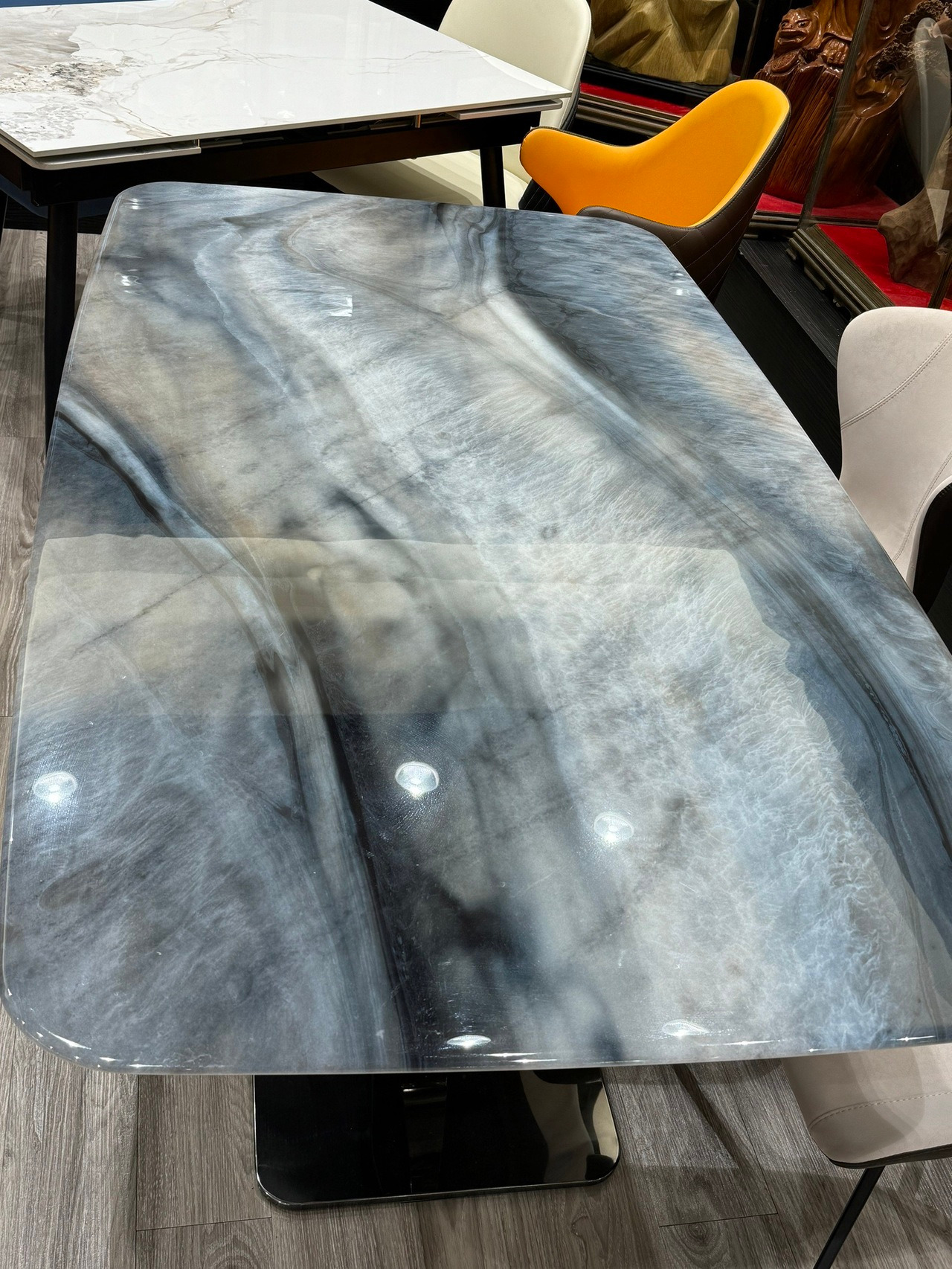 愛麗絲傢俱-海洋之星大理石桌面近拍，呈現如深海流動般的視覺感