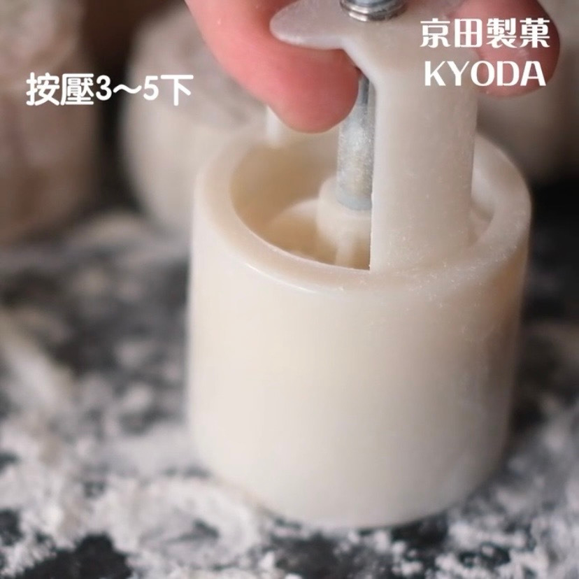冰皮米月餅-京田製菓教你創意吃米餅，不用烤箱，靠巧虎寶寶罐裝米餅就可以做出好吃的冰皮米月餅囉