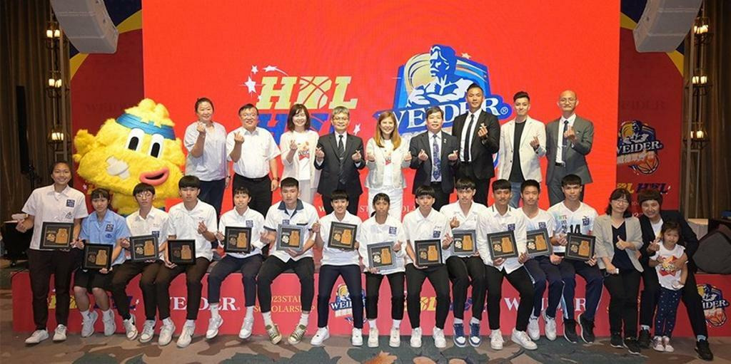 「威德眾星獎助計畫」頒獎典禮於臺北格萊天漾大飯店舉辦。111學年度首次擴及高中排球聯賽(HVL)，提供700萬元獎助學金，共132位HBL及HVL同學獲獎。