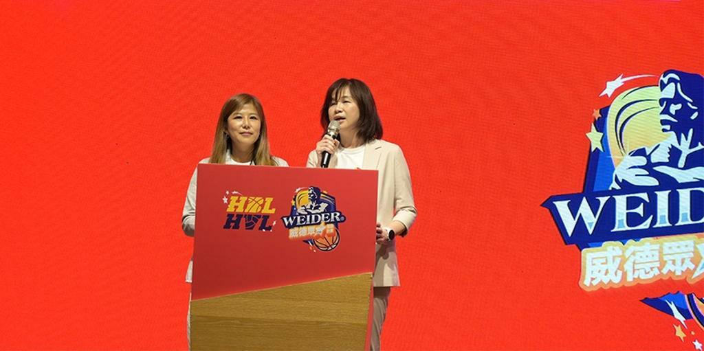 威德亞太區執行副總Maria Chen(圖左)與亞太區營運部經理吳雅芳(圖右)上台勉勵獲獎球員。