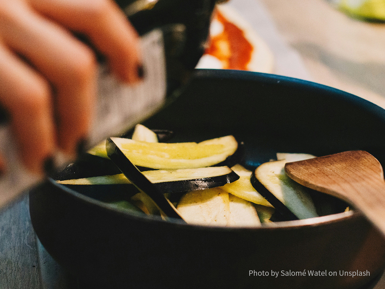 橄欖油高溫烹飪解密｜究竟橄欖油高溫烹飪是否安全？本文將從發煙點、氧化穩定性、脂肪酸結構，為您深度解析特級初榨橄欖油在高溫下的真實表現。
