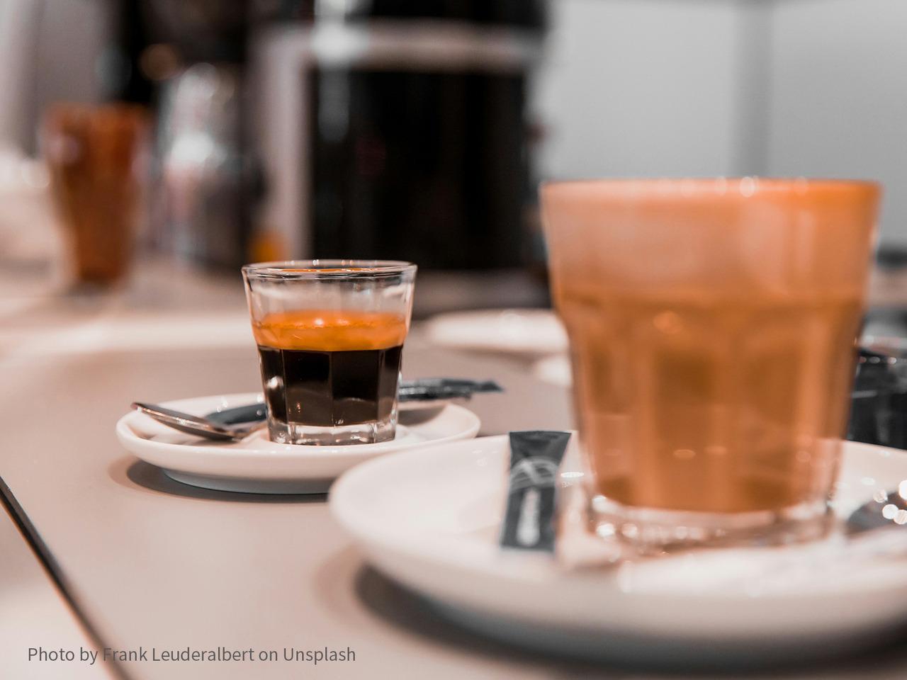 一杯中杯(約360ml)的美式咖啡，熱量通常只有5到10大卡，相較之下，一杯加了糖與鮮奶的拿鐵，熱量可能高達150到200大卡。