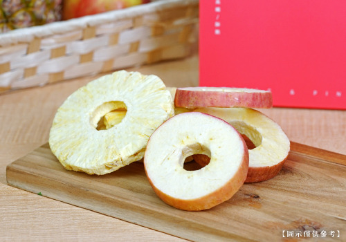 義美生機商品果乾圈禮盒的內容物為無加糖、無食品添加物的天然冷凍真空乾燥鳳梨圈及蘋果圈。