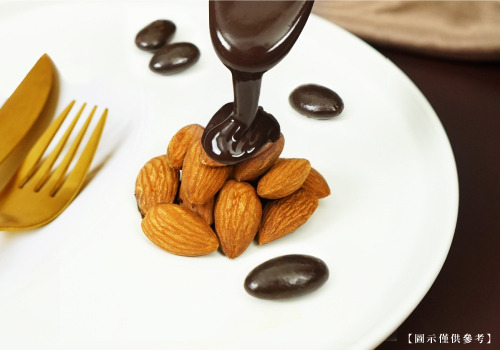 一盤香脆黑巧杏仁，外層以85%濃郁黑巧克力包覆，天然無使用蟲膠(光澤劑)。