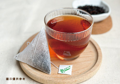 紅玉紅茶沖泡後，茶色呈清澈紅寶石色。