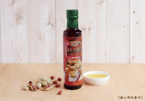 義美生機商品台灣土豆油(花生油)，一罐250毫升深咖啡色玻璃瓶裝的土豆油。