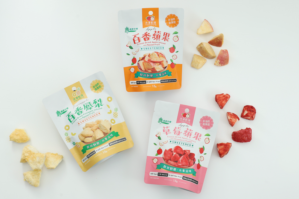 義美生機雙口味系列果乾:草莓蘋果、百香蘋果、百香鳳梨的包裝袋及冷凍乾燥果乾。