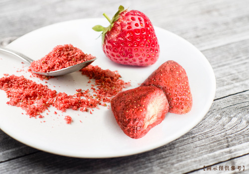 盤子上有一匙蜜糖草莓粉，一顆新鮮草莓、以及兩顆冷凍真空乾燥處理的草莓果乾