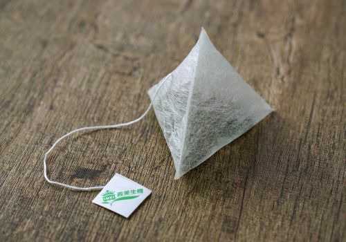 使用植物纖維材質的三角茶包，圖為茶包近拍照。
