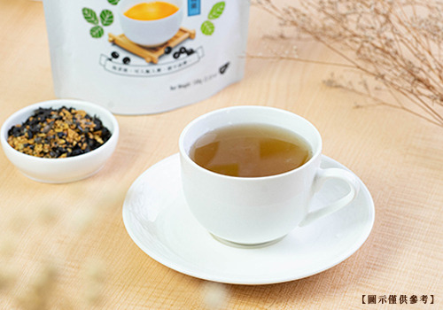 一杯泡好的黑豆茶，旁邊的碟子裡有茶包的內容物，背後有台灣黑豆茶的包裝