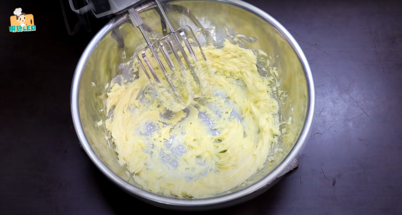 甜心草莓磅蛋糕的製作步驟二，將無鹽奶油於室溫軟化後在攪拌盆中打成乳霜狀。