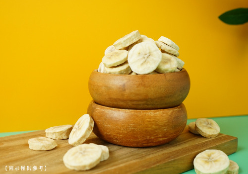 木砧板、木碗作為裝飾。木碗裡裝著許多凍乾香蕉果乾。