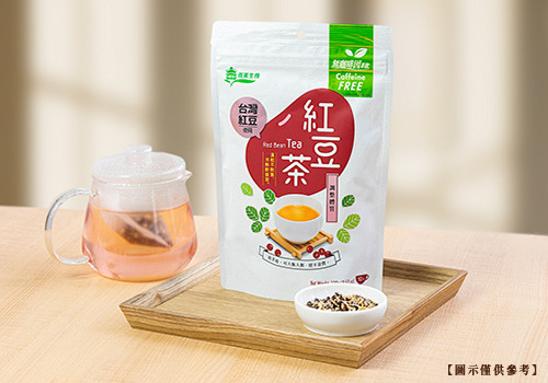 桌上有一袋台灣紅豆茶，一個裝有茶包內容物的碟子，以及裝著紅豆茶的透明茶壺