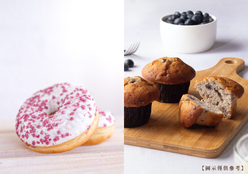 純藍莓粉的料理應用，左邊是藍莓甜甜圈，右邊是藍莓杯子蛋糕