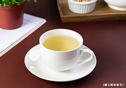 一杯糙米茶，白色杯子，背景為深棗紅色