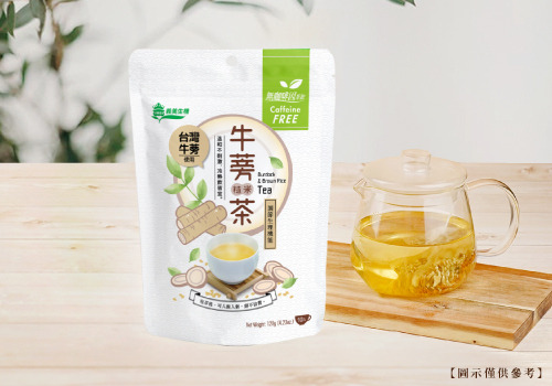 明亮淺色背景，桌上有一包台灣牛蒡糙米茶，還有一個透明茶壺裝著泡好的茶