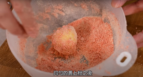 棉花糖奶香草莓乾的製作步驟七，將棉花糖球表面均勻沾上草莓及奶粉。