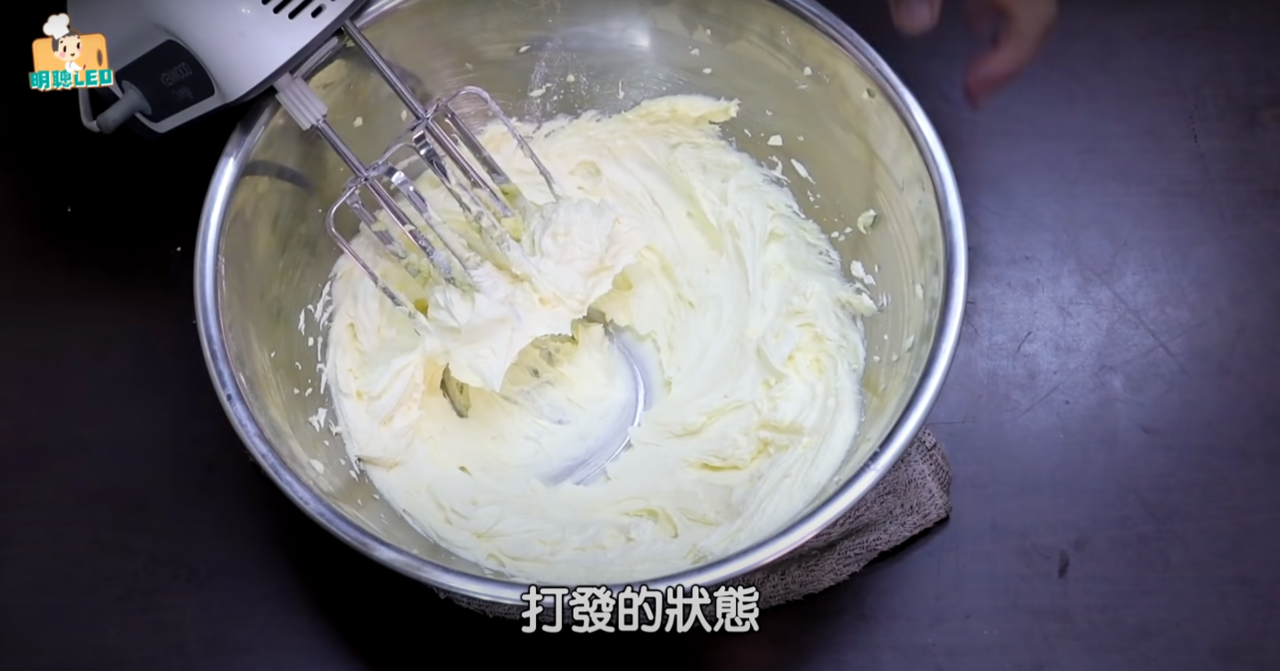 甜心草莓磅蛋糕的製作步驟三，加入過篩的糖粉，攪拌均勻後打發至奶油變白。