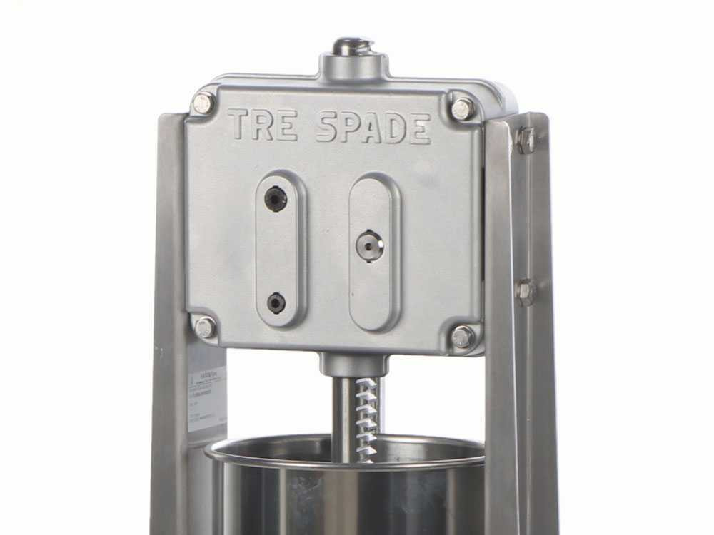 tre-spade-embossed-logo-gear-box-detail (鑄造質感 TRE SPADE 齒輪箱銘牌)
