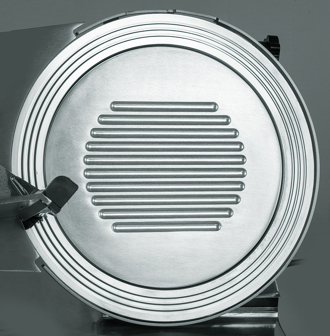 CELME TOP 300 專利溝槽不沾刀片 - 解決生火腿與起司沾黏問題