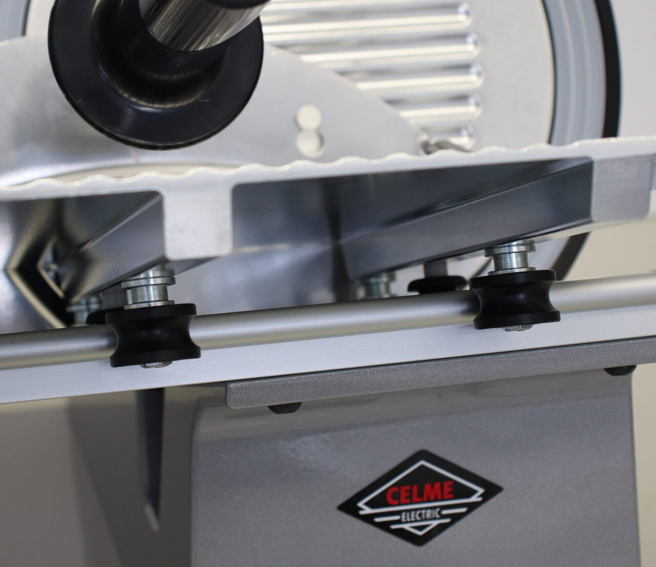 CELME TOP 300 輕鬆推導軌技術 - 四軸承設計大幅減輕主廚操作負擔