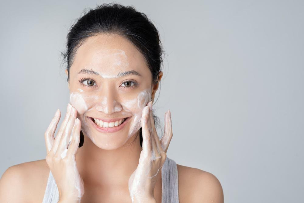 如何清潔臉部並進行臉部保養步驟