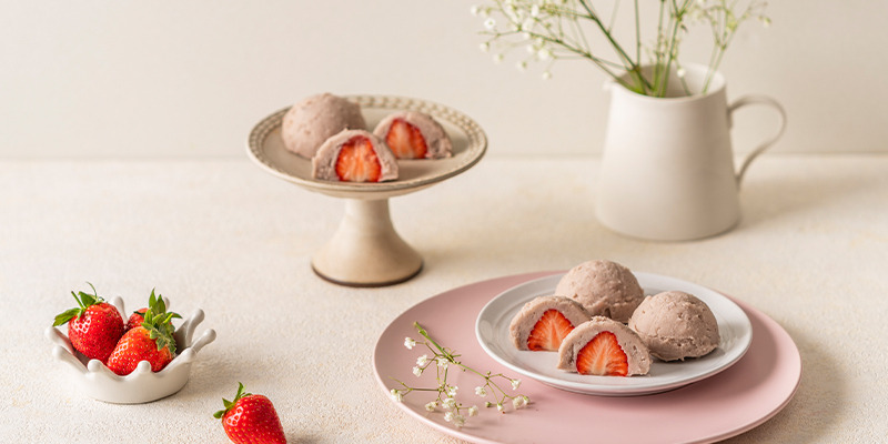 樸實的芋泥也有少女心～以單純、原味、滿滿一球的香濃芋泥包裹進一整顆香甜草莓，輕巧入口，陪你度過甜心時刻。