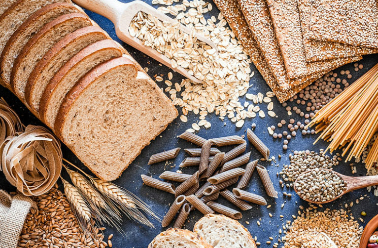 燕麥、糙米、胚芽米等全穀類食物含豐富維生素B群和膳食纖維，能提高新陳代謝、舒緩神經