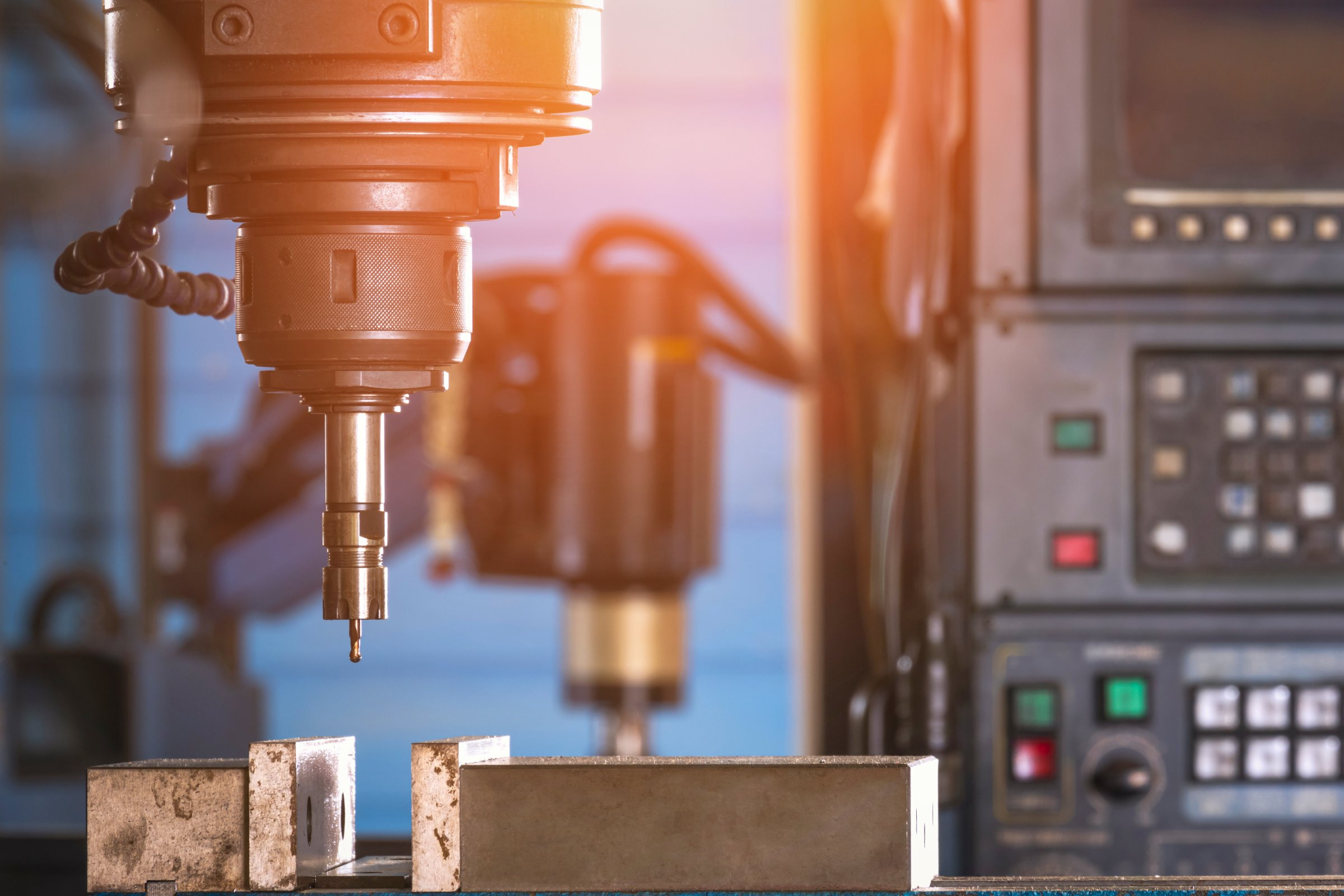 精密 CNC 加工機械的近距離特寫，象徵日本職人級的製造精度