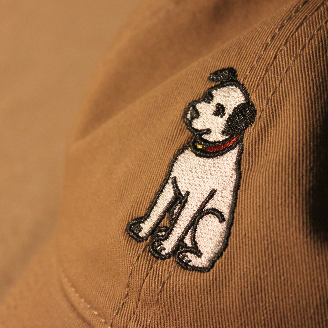 KAOMA 勝利狗 Nipper 刺繡棒球帽 - 卡其色款側面穿搭