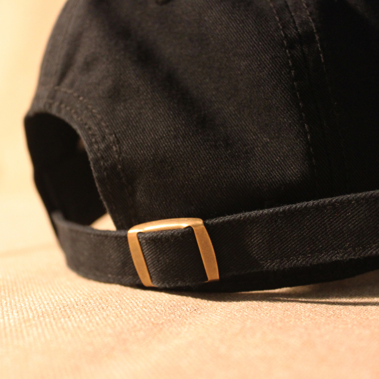 帽身背面金屬扣環可調式設計