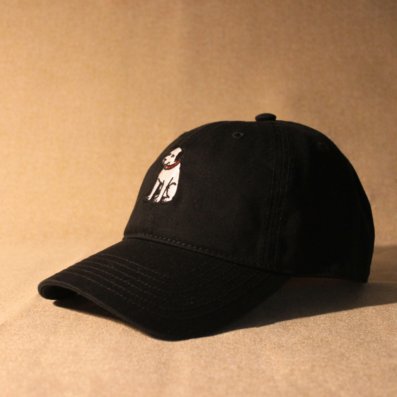 勝利狗刺繡細節特寫 - 立體刺繡工藝