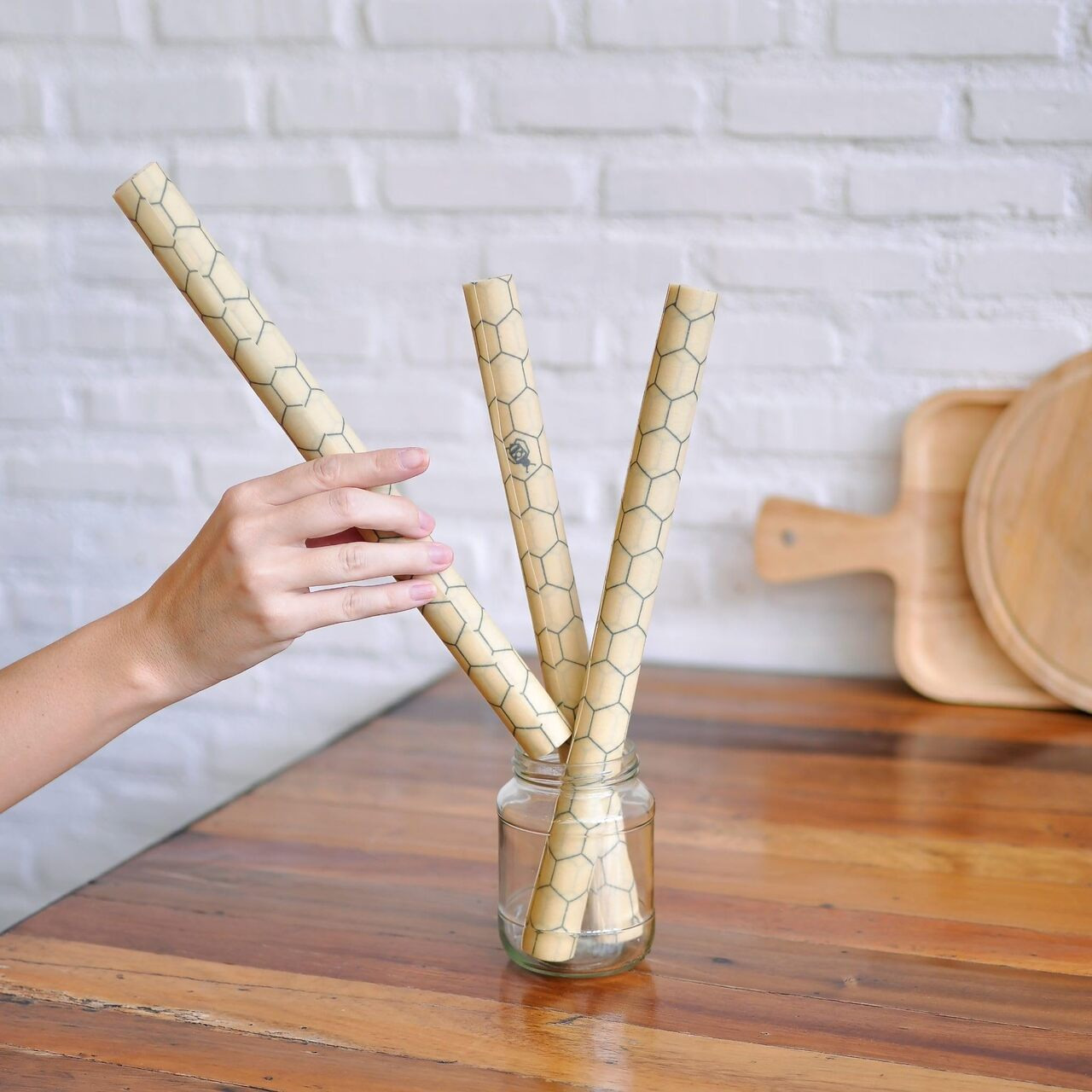 SuperBee 蜂蠟保鮮布捲 Hexagonia：33x90cm 可裁切設計、經典六角蜂巢花紋、大型食材保鮮與容器覆蓋替代方案