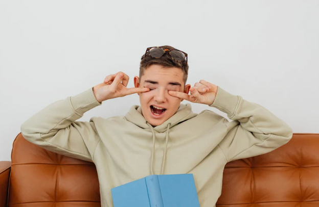 在藍光海裡漂流的眼睛救援船