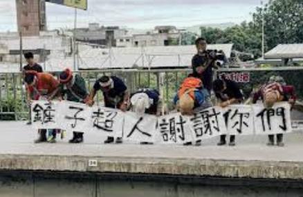 志工在泥濘中微笑