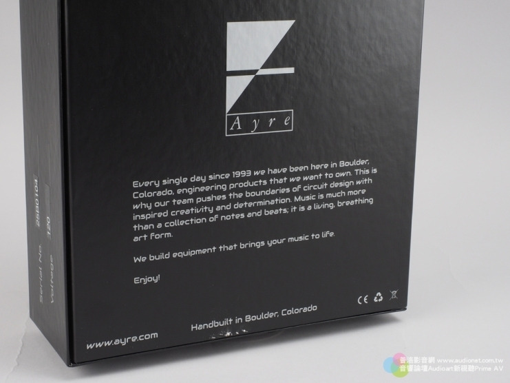 箱體的另一側Ayre印上了產品設計理念,內容的大意是說品牌自創立以來,所有的產品設計與製造都堅持在美國科羅拉多的Boulder進行,另外也強調Ayre設計產品時都是追求電路設計的極限,目的是讓美好的音樂融入日常生活之中。