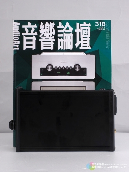 既然是針對數位流玩家的產品,而且還強調耳擴功能,Codex的體積自然不會太大,要方便擺在桌上才行。Codex有多袖珍?拿論壇當比例尺一看就清,半本論壇的大小都不到。