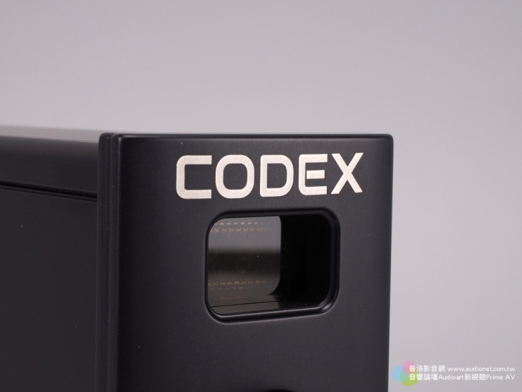 這個小型顯示幕可以清楚顯示當前播放的數位音樂格式。