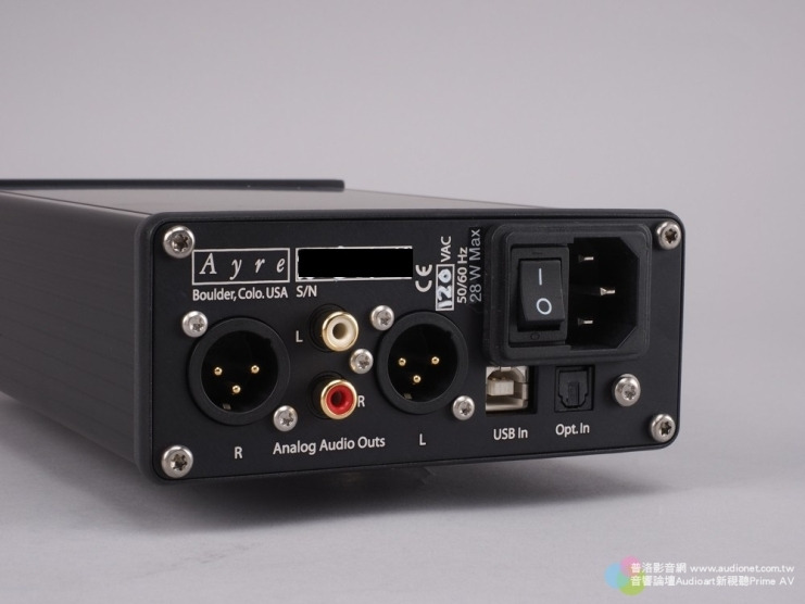 這是背板部份,可以看到數位數入介面提供了USB與光纖兩種選擇,類比輸出則有XLR與RCA各一組。