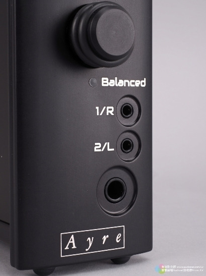 面板部份可以看到Codex準備了兩種型式的耳機輸出孔,一種是1/4英吋的大頭耳機輸出孔,另外是左右聲道分開的平衡式3.5mm耳機輸出孔,顯然是瞄準頂級耳機而來。