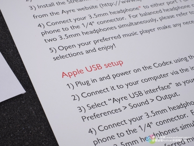 移開內盒上側的海綿後,可以看到Codex靜靜的躺在那,原廠同時也免費附上了一條電源線與USB線。