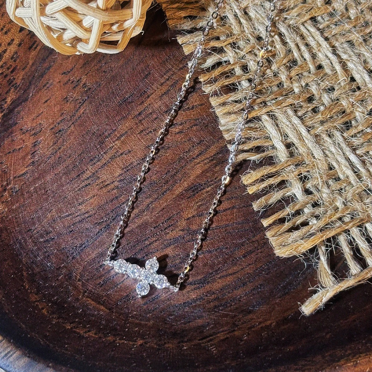 代表著礙於救贖的十字架 利用設計的創新和材質的甄選 以酷炫的現代風格重新演繹 以此打造出適合不同場合的飾品 既可以氣質又可以休閒