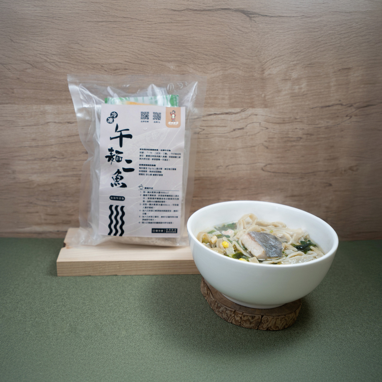 媽咪廚房「午麵二魚」台灣午仔魚快煮麵產品包裝與煮熟後的實物碗裝對照圖
