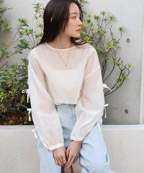 Lilyé 2026 春季浪漫細節：細帶蝴蝶結前後兩穿針織上衣，展現親膚觸感與迷人背影設計。