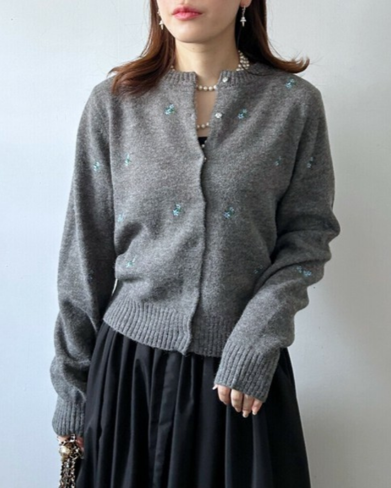 Lilyé 春季穿搭：小花刺繡柔軟開襟針織上衣