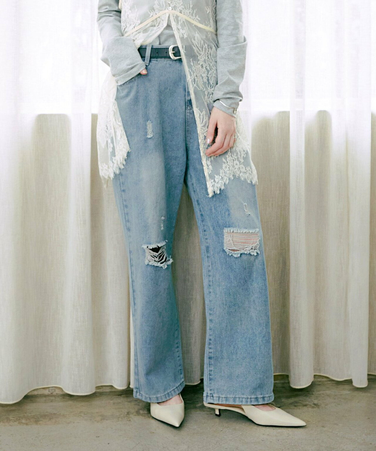 Lilyé 2026 春季顯瘦丹寧：率性刷色直筒牛仔褲，膝蓋割破設計與大人感洗鍊剪裁。