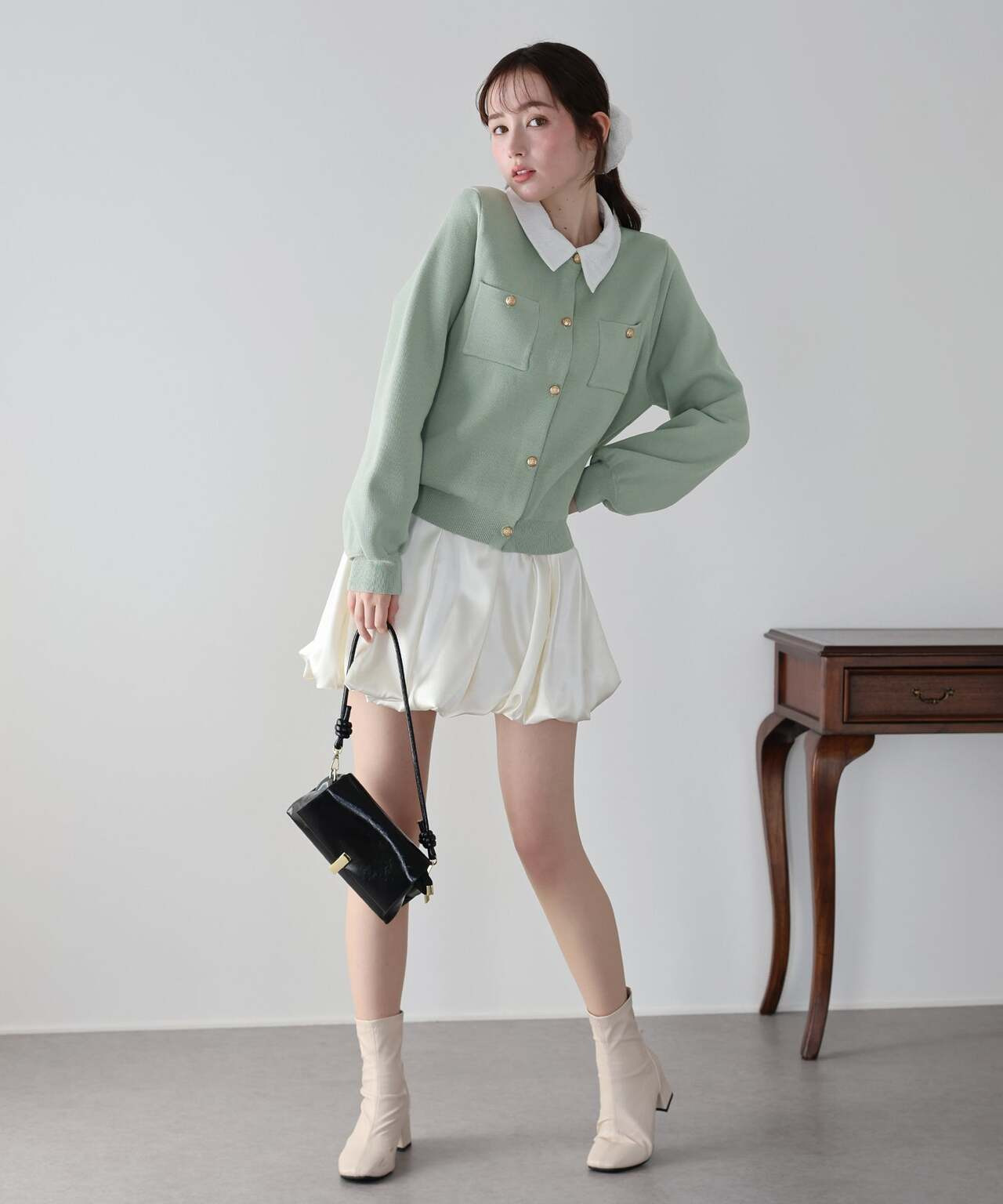 Lilyé 2026 春季高級光澤：緞面立體花苞澎澎短裙，修飾大腿線條的氣球輪廓設計。