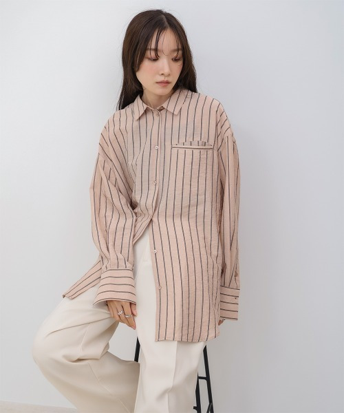 Lilyé 2026 春季微透膚穿搭：長版直條紋雪紡襯衫，輕盈面料與修飾身形的垂直線條設計。