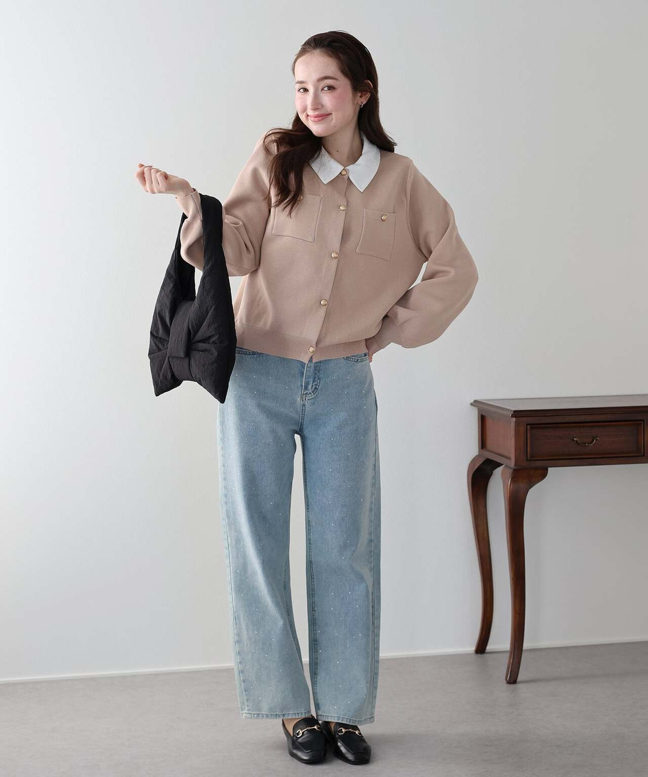 Lilyé 2026 春季大人系甜美：古典金釦搭配可拆式蕾絲領針織外套，呈現復古優雅質感。