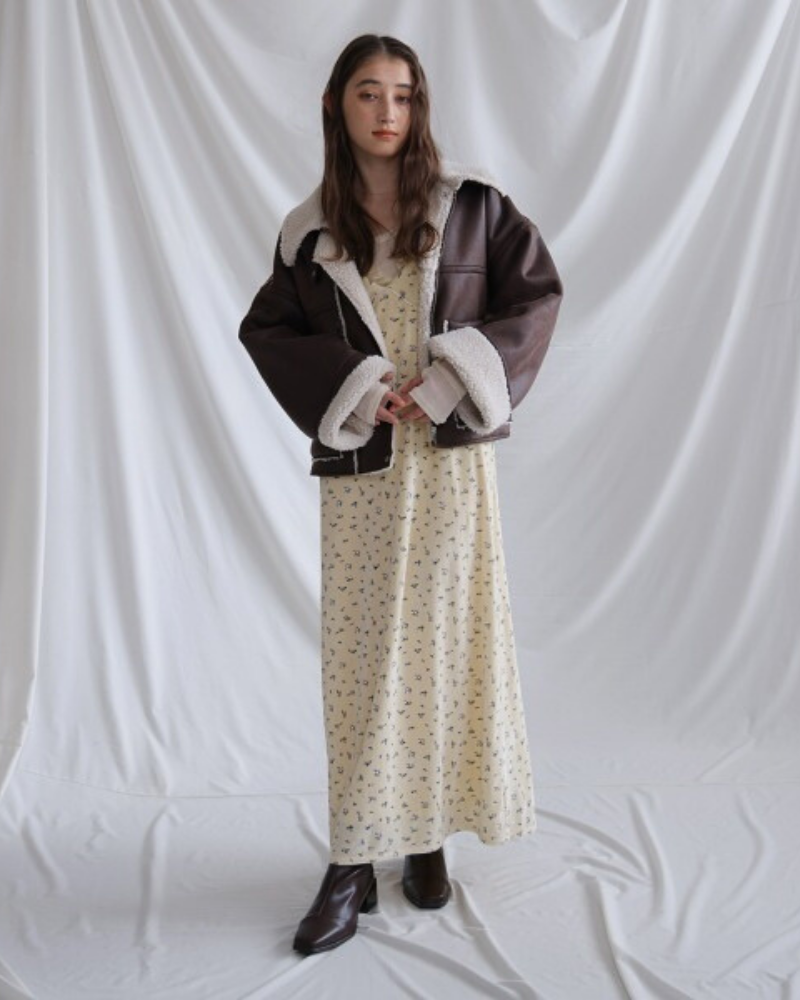 Lilyé 日系穿搭：小碎花蕾絲天鵝絨吊帶洋裝